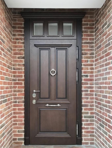 Дверь с багетом и кнокером