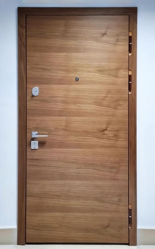 Квартирная дверь с гладкими панелями МДФ