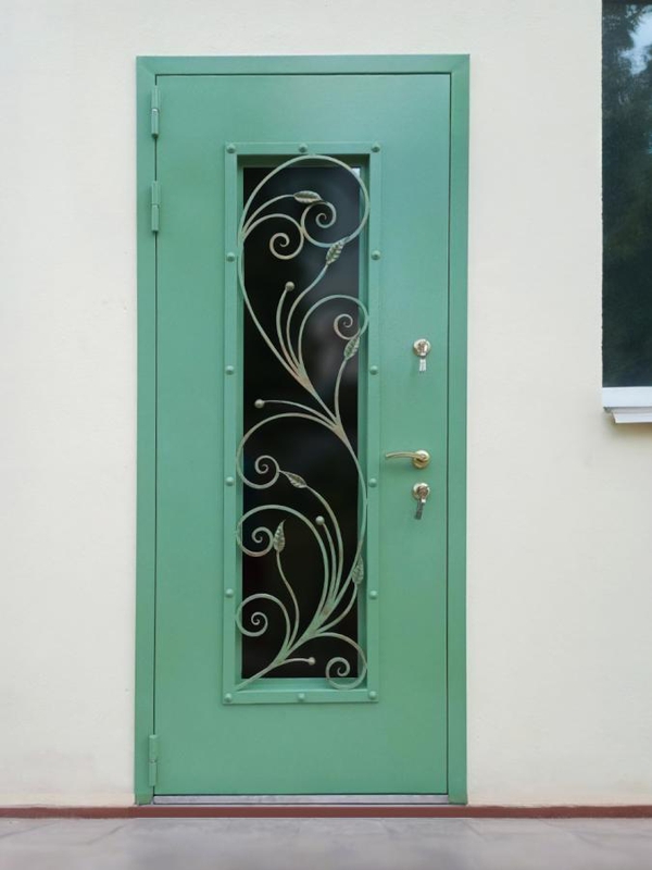 Зеленая дверь со стеклопакетом