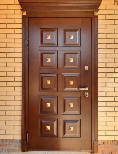 Дверь с карнизом и декором из пирамидок