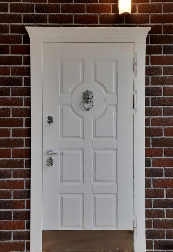 Белая дверь с отбойником и кнокером