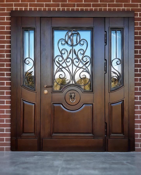 Парадная остекленная дверь