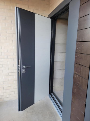 Полуторная двухцветная дверь