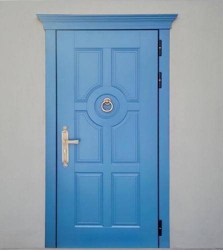 Дверь синего цвета с кольцом