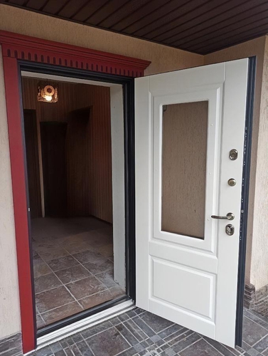 Дверь со стеклом и карнизом