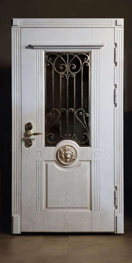 Белая дверь со львом и ковкой