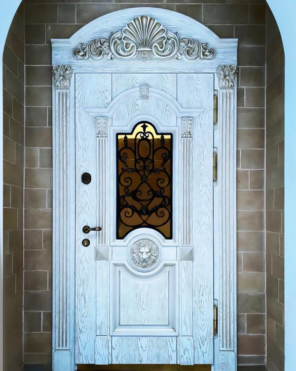 Парадная дверь с резьбой (фото на объекте)