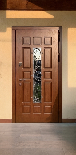 Уличная дверь с решеткой