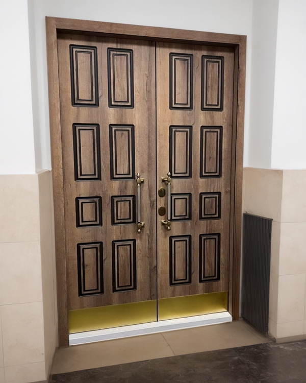 Двустворчатая дверь с отбойниками