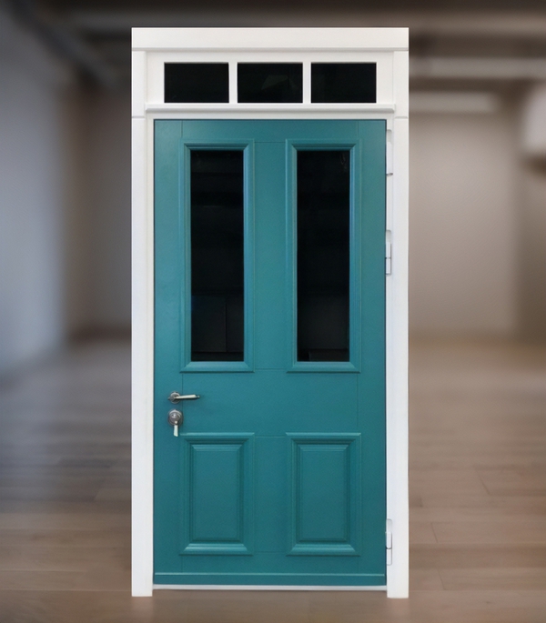 Двухцветная дверь с окнами