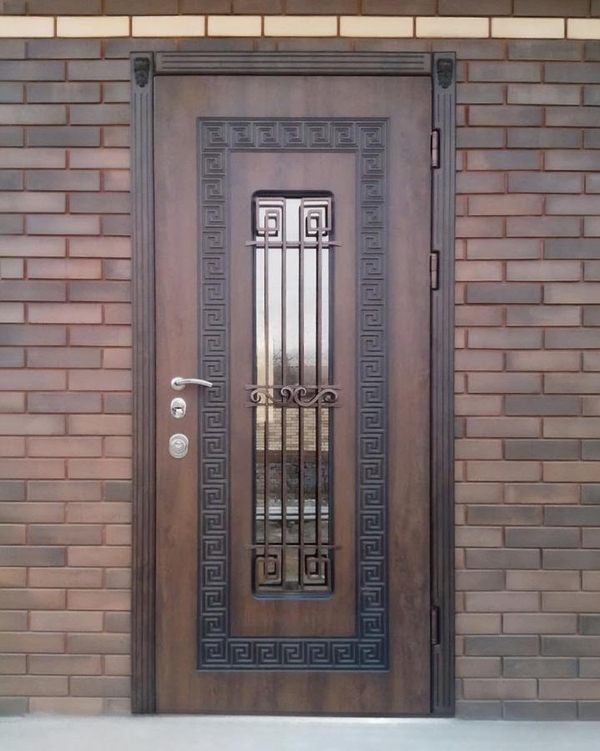 Остекленная дверь с ковкой