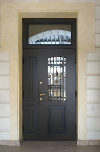 Дверь с остеклением и ковкой
