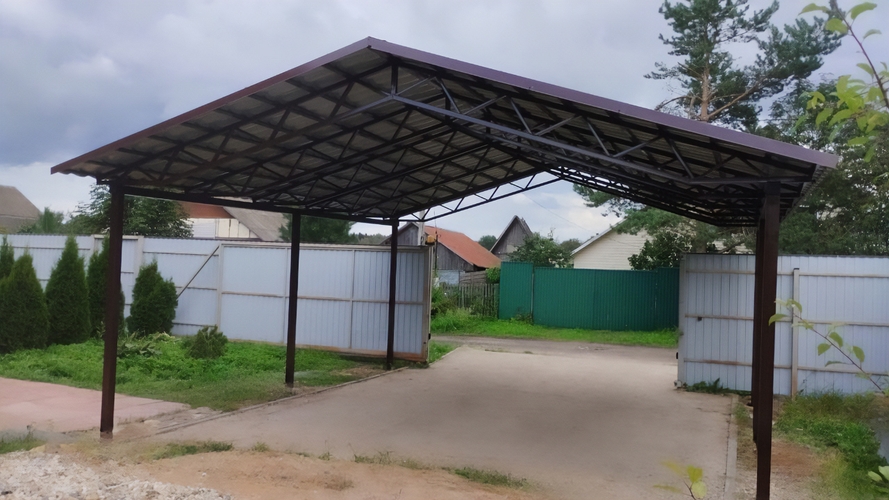 Двускатный автонавес для двора дачи, профлист Двускатный автонавес для двора дачи, профлист