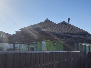 Навес из металлочерепицы двускатный для зоны отдыха Навес из металлочерепицы двускатный для зоны отдыха