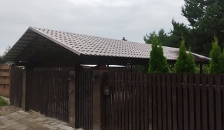 Двускатный навес из коричневой металлочерепицы для дома Двускатный навес из коричневой металлочерепицы для дома