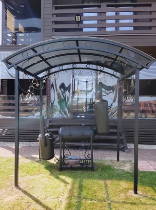 Арочный навес из поликарбоната с коваными элементами